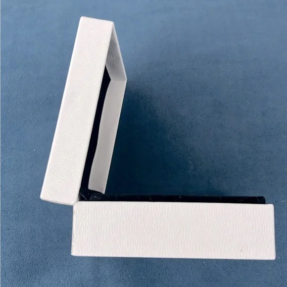 Authentic Pandora Box with Pouch (standard for bracelet or necklace) - Picture 5 of 7